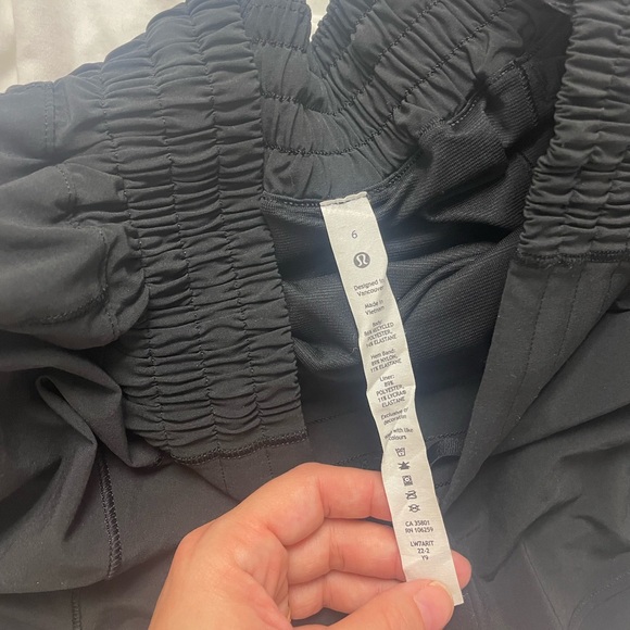 EUC Lululemon hotty hot high rise shorts 4” black 6 - Picture 3 of 3